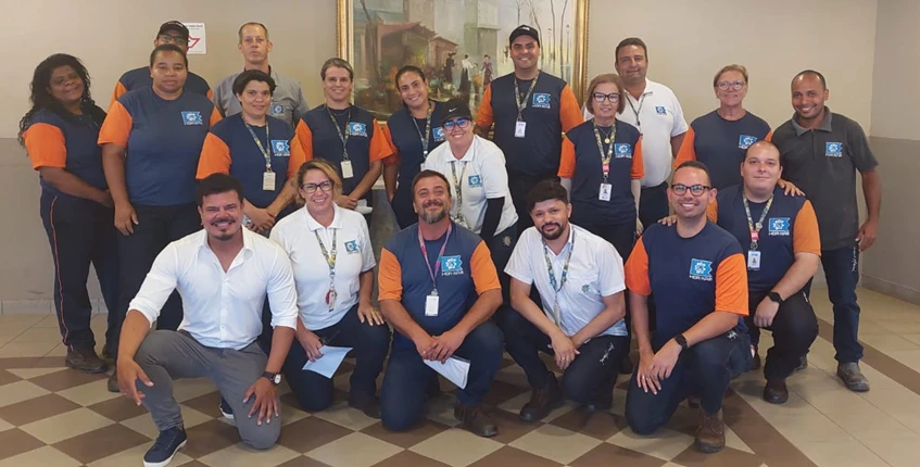 Adriano junto a un grupo de personas posando para una fotografía.